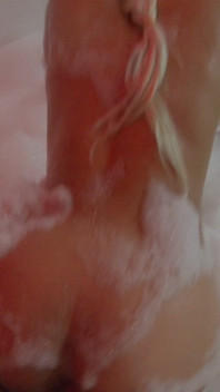 Joven colombiana graba un video porno en un jacuzzi
