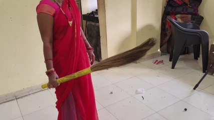 घर में काम करने वाली नौकरानी की हिंदी स्पष्ट आवाज।