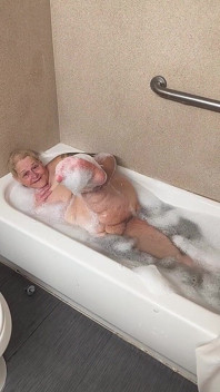 Traviesa culona se masturba en la bañera su coño, ella frota