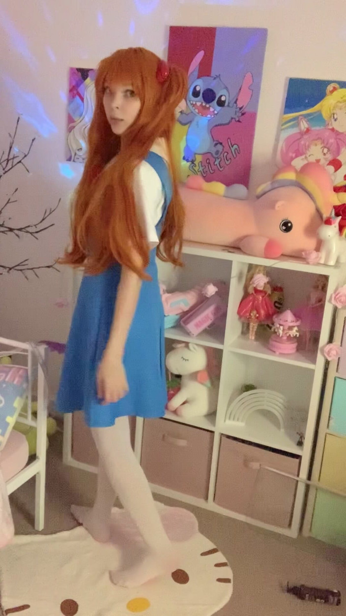 Little_Kitty69: Asuka pomalu svléká každou vrstvu, škádlí tě
