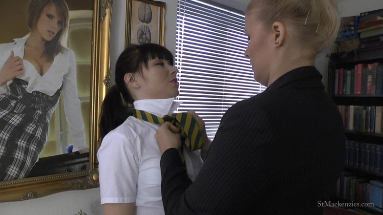 St Mackenzie's Archive: 미스 도건의 옷을 벗고 옷을 갈아입는 헬렌