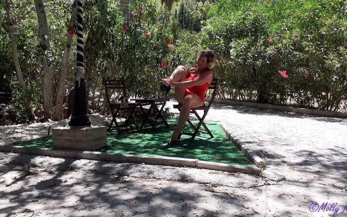 Molly MILF: Creaming My Soft Skin Outside in the Shade