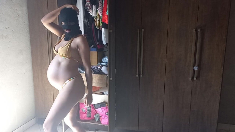 Beatriz De Jesus Silva: Anda memilih pakaian mana yang hendak digunakan dalam video seterusnya,...