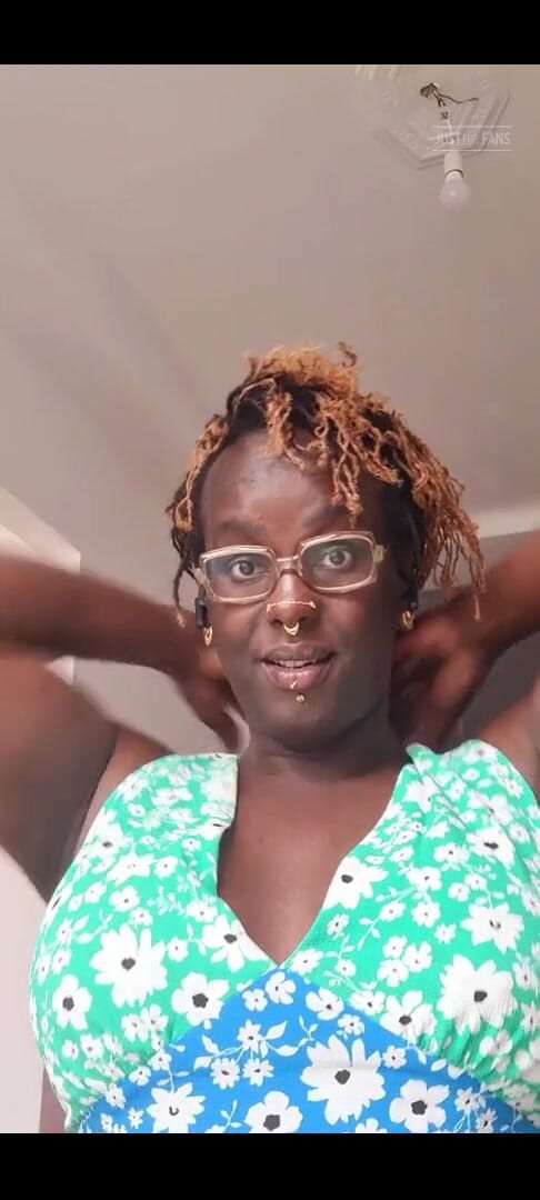 Imana Trans: Je joue avec mes nouveaux seins