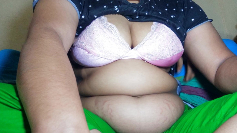 Dhaka studio: ジューシーな自然なおっぱいを持つインドの女の子は、彼氏に楽しまれます