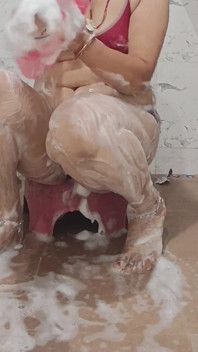 Indianca Priya Bhabi spectacol fierbinte în baie