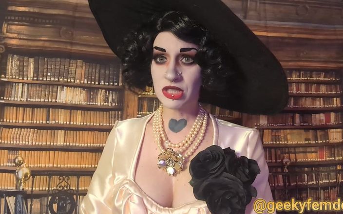 Geeky Femdom: 간식을 먹는 레이디 디미트레스쿠