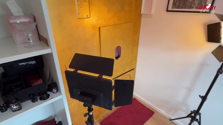 GLORYHOLEGAYS: Babam gloryhole'da şaplak atıyor: Kalın pistonu camı dolduruyor - sonra ben de...