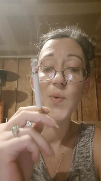 Megera gostosa fumando