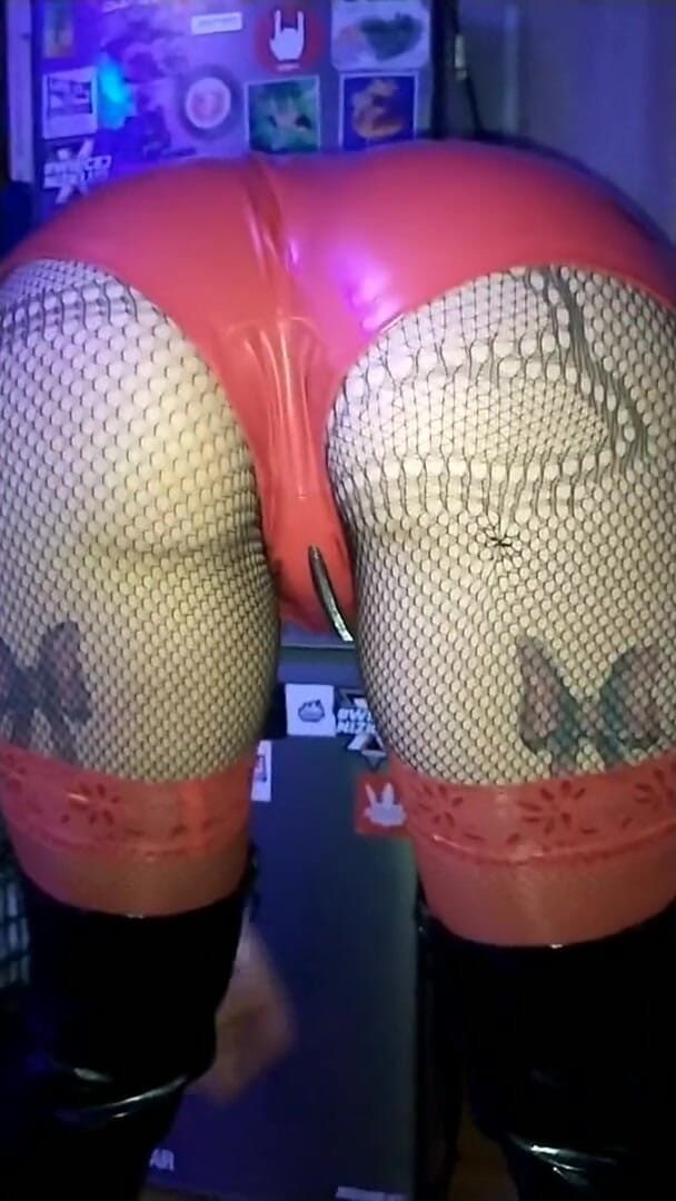 KatrixandCaliforniaLatex: Mistress Katrix ass worship posing