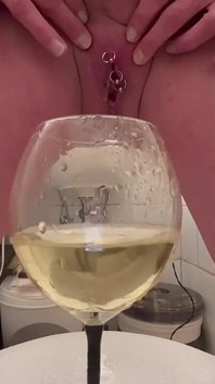 Plas in het glas en plas over mezelf en mijn grote tieten en beetje plagen uit mijn tepels