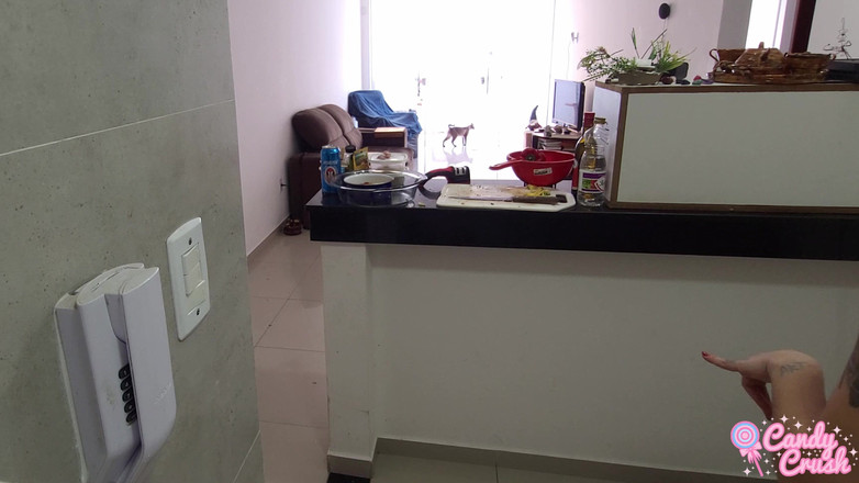 Candy Kush: 裸でディナーを調理する