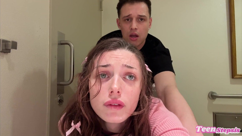 Teen StepSis: Daisy Love Šukání v koupelně v obchodě