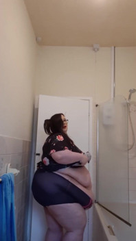 SSBBW provoca prima della doccia