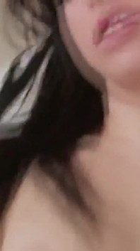 uttejit Anastasia kophi brek ke dauraan khud ko chodti hai