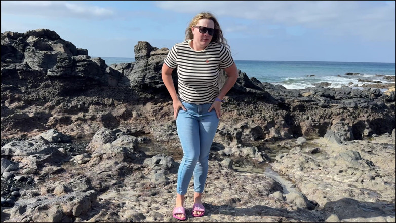Emma Voyeur: Noch Ein Strandunfall - Nasse Jeans an Der Küstenlinie
