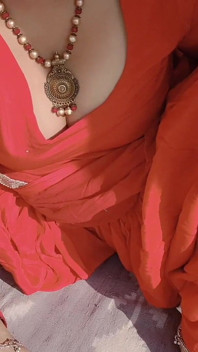 Punjabi bhabhi sơn móng tay của cô ấy trên mái nhà