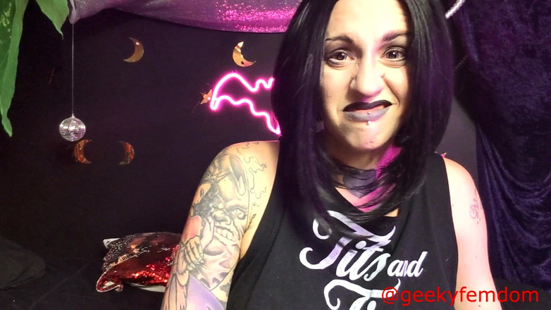 Geeky Femdom: Satanic rocker gà con