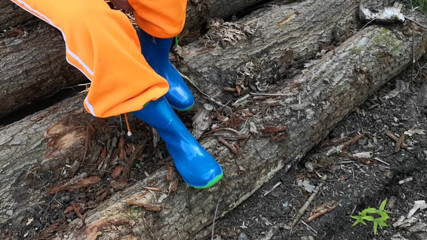 Bouncy Tits Action: Sentado en botas de goma en woodpile