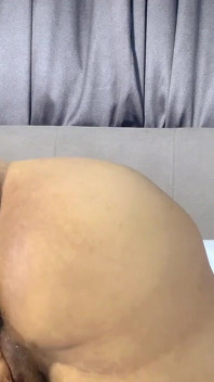35歳のふしだらな女の子は、枕をこぶせずに一日を始めることができません