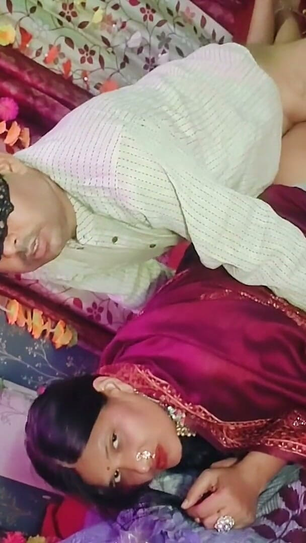 Lustykajolbhabhi: Comemore a noite de núpcias com Mili Bhabhi no caminho.