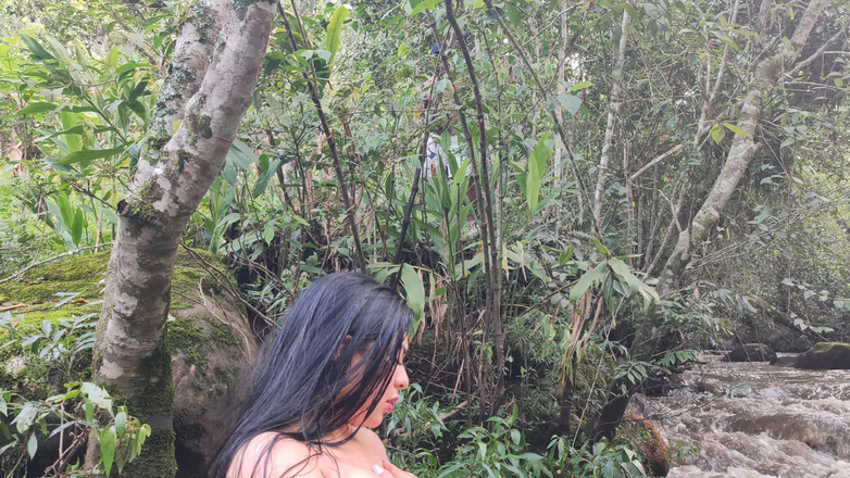 Anotonella-jones: Antonella đụ một người lạ trên sông