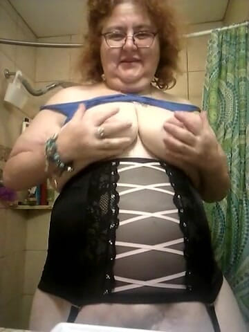 BBW nurse Vicki adventures with friends: Товстушка роздягається у ванній кімнаті