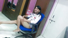Doce e sexy maricas crossdresser femboy Sweet Lollipop em um uniforme de enfermeira fica louco em uma pausa.