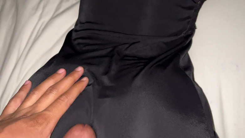 Levi Solen: 射在我热辣继妹的大屁股上