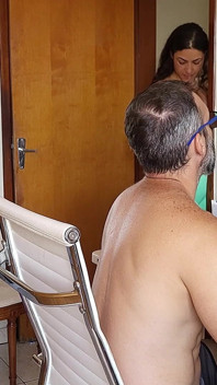 Sıkı yeşil spor salonu kıyafeti içindeki fit hatun sert sikişene kadar baştan çıkarıyor