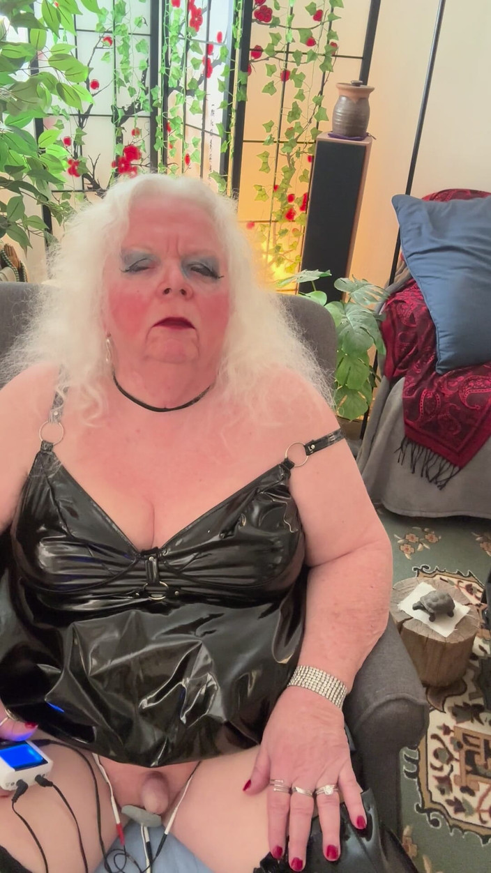 Constance: Puta, suma, meando, fumando