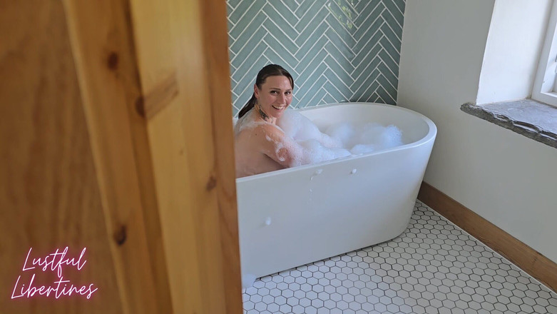 Lustful Libertines: Moje macecha se nad mnou slitovala poté, co mě nachytala...