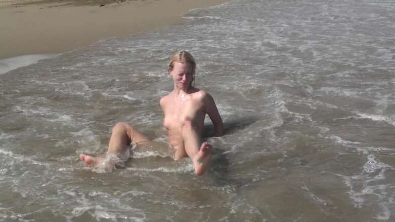 Blondehexe: Teeny Squirtet Ins Meer