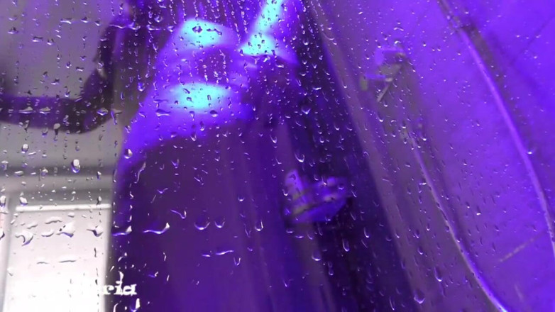 Hotvaleria: Jeux de pisse et de douche