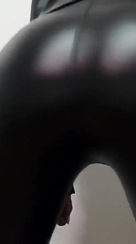 Ragazza bollente in pantaloni di pelle attillati e giacca di pelle si fa sborrare sul culo