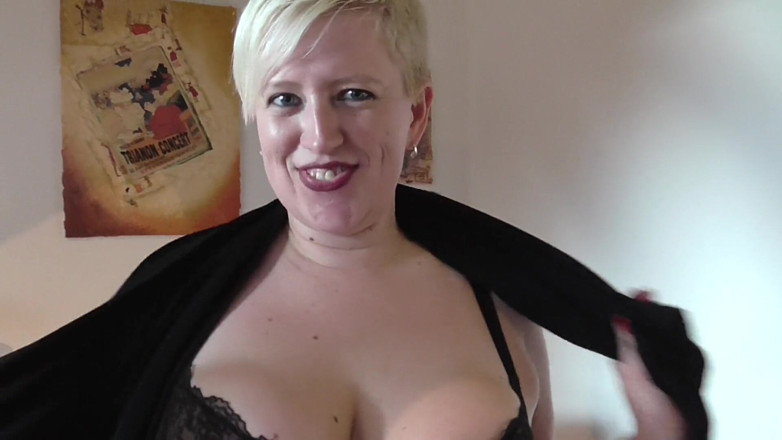 All Those Girlfriends: Alyss - BBW blonde reife reibt ihre muschi