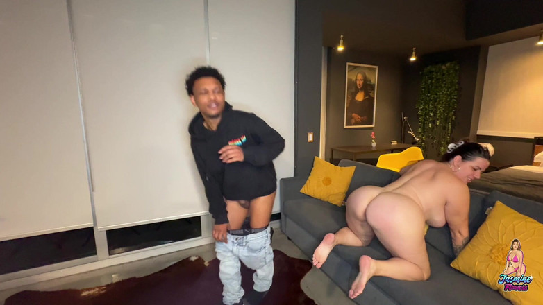 Jasmine Flowers: Великий чорний член висмоктує пизду мамки і плює їй в обличчя