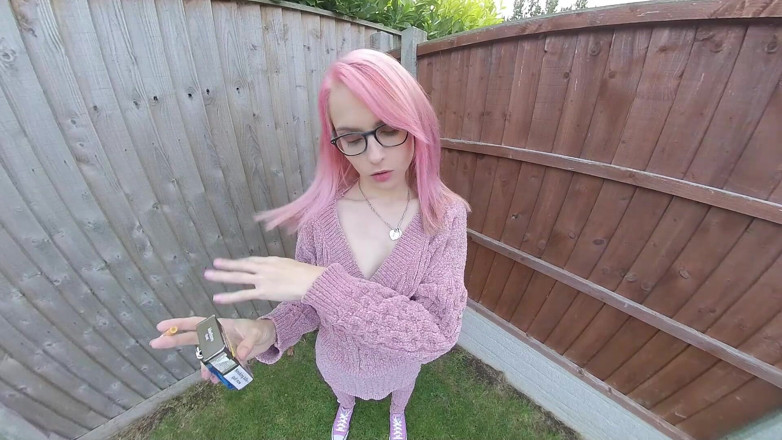 VR smokers HD-2D Videos Only: Chloe Toy - bahçesinde sigara içiyor