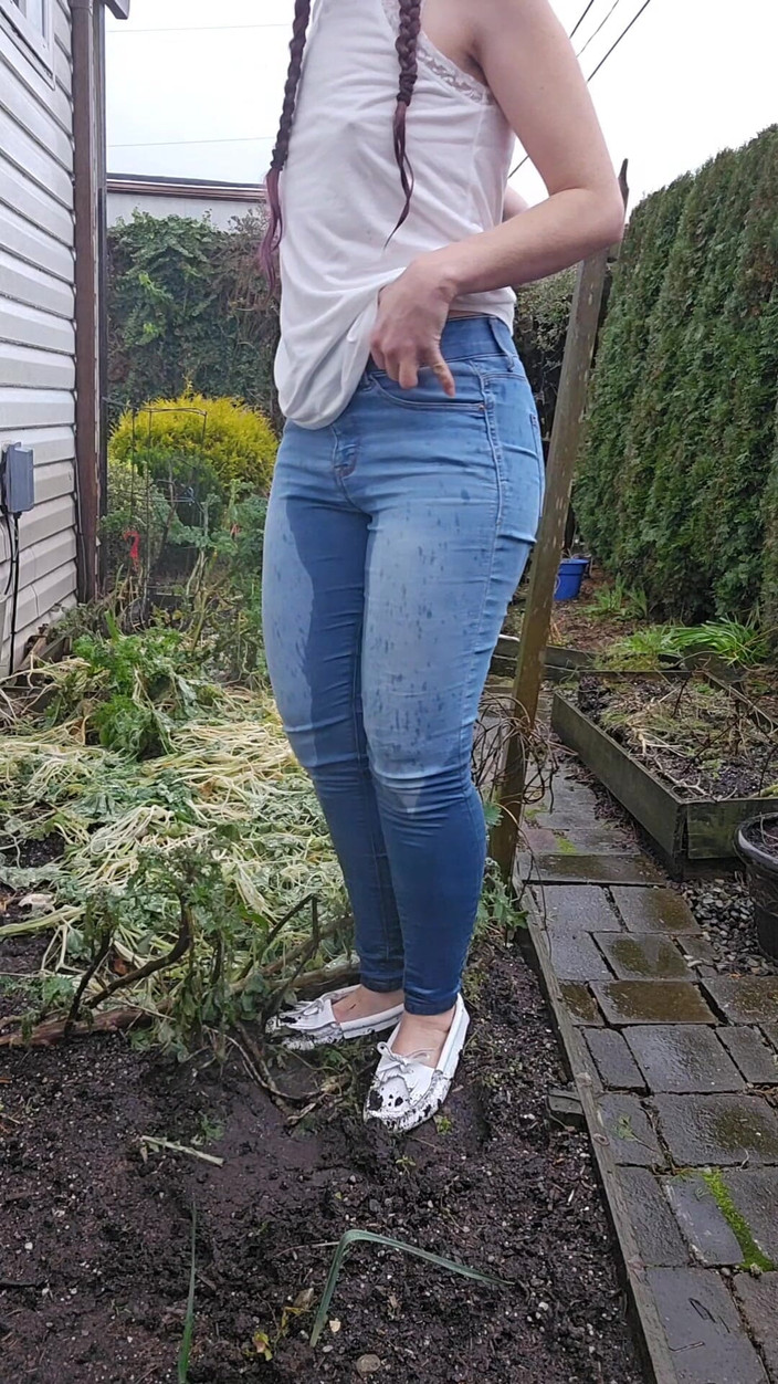 Nerdy_faery: Muddy White Mocs dan Jeans Kencing