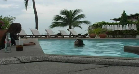 Fetish Desire: 2 latina sexy apresentando fetiche de látex na piscina e...