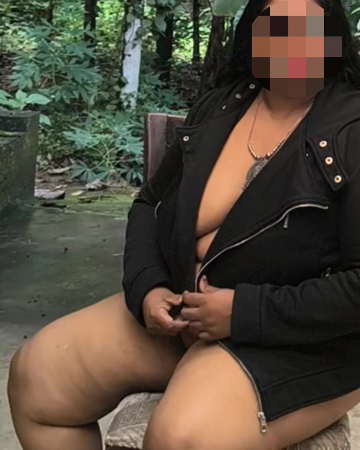 Anne Ipe: La ragazza indiana paffuta in jack nero si spoglia completamente...