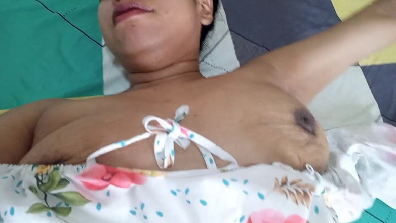 PATY PATY: La hijastra traviesa haciendo cosas locas con su cuerpo desnudarse...