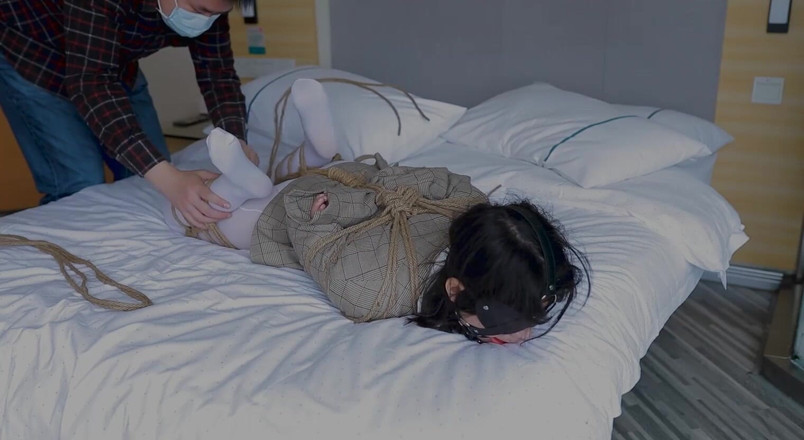 Aisan girl bondage: Hui09 - o fată Jk cu ciorapi albi este legată de...