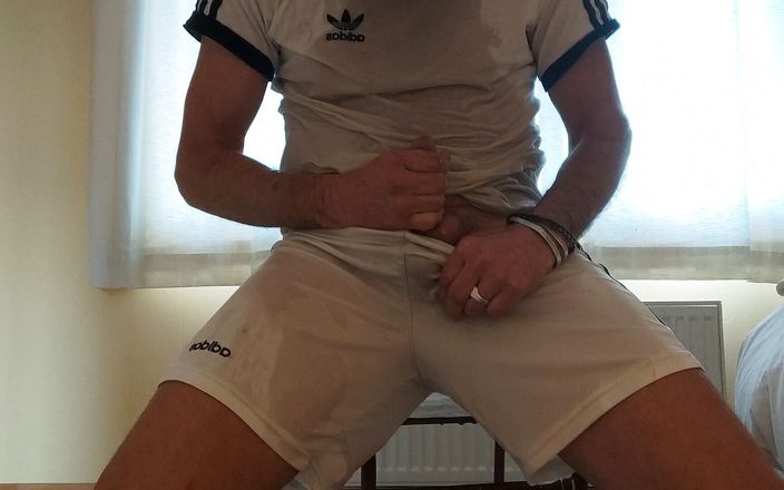 Scallyoscar: Scallyoscar is pissing all over footie shorts.