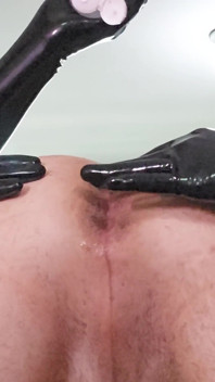 Feminizare anală de la dominatoare în latex