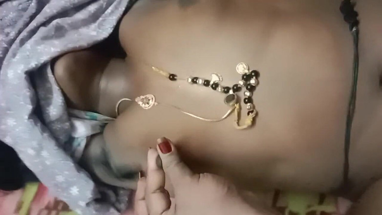 RenuRaj: タミル人の痴女妻が叫び、乳首を苦しめられ、大きな黒人の尻を叩かれます!インディアンホットワイフ