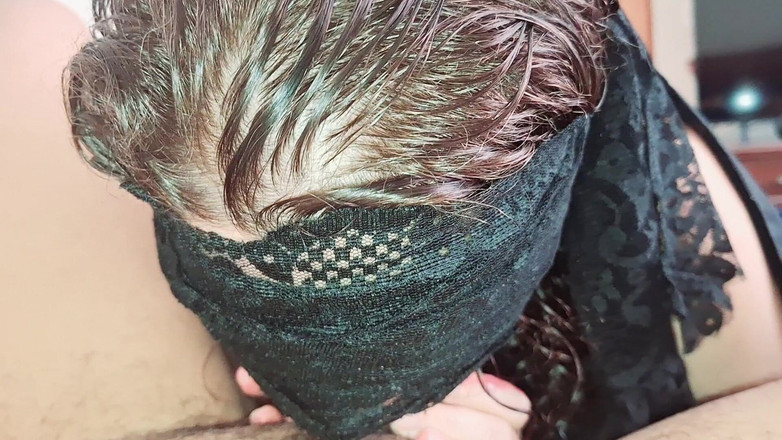 Agnes Swallow: 자기 성기를 조금 만지고 있어