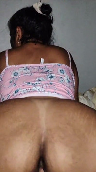 Saya mengongkek ibu tiri India dengan pantat besarnya