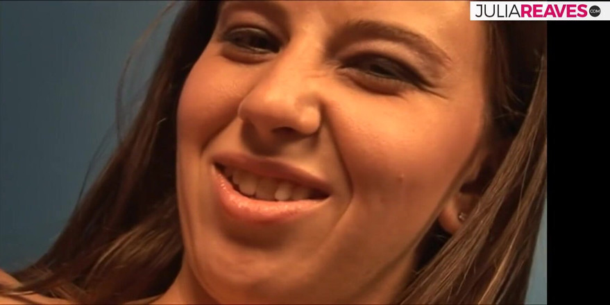 Perfect Cumshots: Une bombasse sexy se caresse et suce deux bites bien...