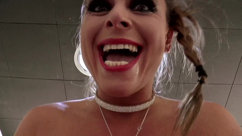 Pornstars fucking XXX: bari gand vaali milf(chodne laayak mammi) ko apne munh men...